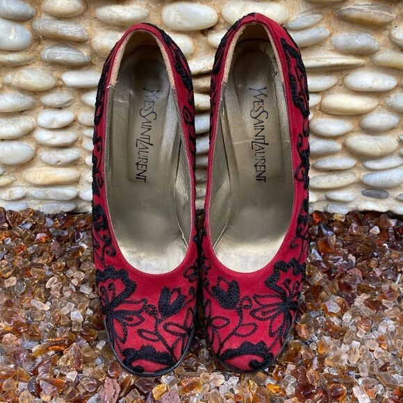 YSL Yves Saint Laurent Red and Black Suede Pumps w/Floral Embroidery. Sz 7.5. - Picture 10 of 10